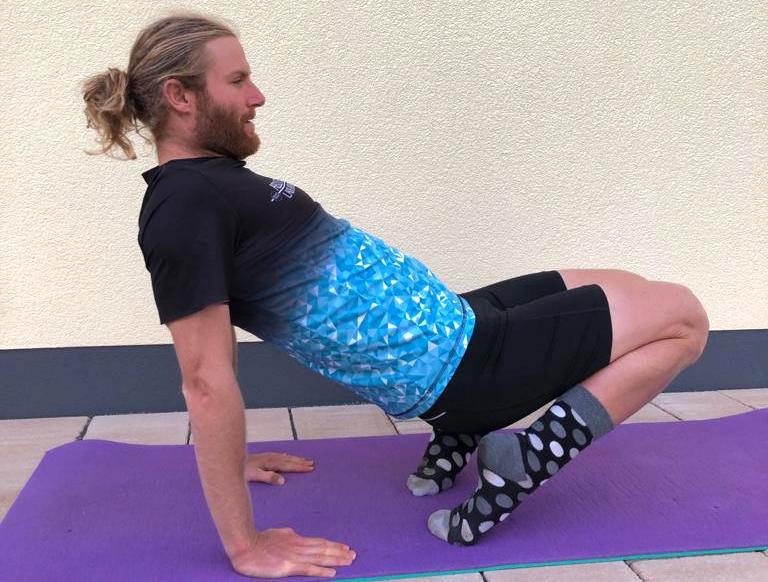 Der Trainer Zeigt Ihr, Wie Geil Yoga Sein Kann